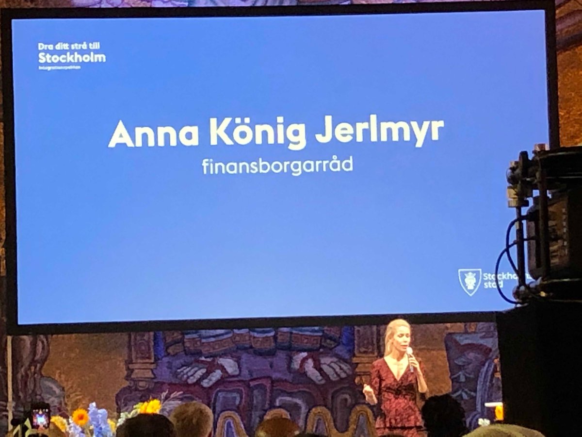 per_hammar's tweet photo. Anna König Jerlmyr inviger Integrationspakten i Stockholm i gyllene salen i stadshuset. Många fler nyanlända måste få arbete snabbare än idag! #integrationspakten @AlmegaAB @SthlmMayor https://t.co/kLT7q16vz7