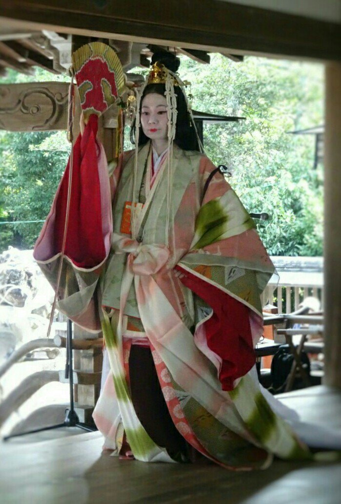 中田文花 清少納言の見た 五節舞 を枕草子の記述から復元しました ただし出来る範囲で 髪を上げ 物具装束 小忌衣に赤紐を垂らすなど 女人舞楽原笙会は奈良 平安 現行の 五節舞 にチャレンジしています 次回の 五節舞 は10月5日 大和高田 中田文花 清少納言の見た 五節舞 を枕草子の記述から復元しました ただし出来る範囲で 髪を上げ 物具装束 小忌衣に赤紐を垂らすなど 女人舞楽原笙会は奈良 平安 現行の 五節舞 にチャレンジしています 次回の 五節舞 は10月5日 大和高田