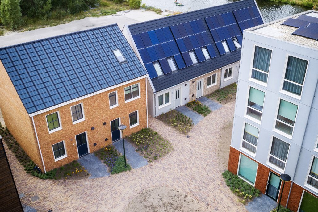 Living lab #loskade als de ‘speeltuin’ van @MarijeKamphuijs om te ontdekken wat #circulairbouwen kan betekenen. Vet initiatief van <a href="/VanWijnenGroep/">Van Wijnen</a> in #GroningenStad. Duidelijk is dat in de bouw alle transities samenkomen. Van energie, grondstoffen, zorg, en meer.