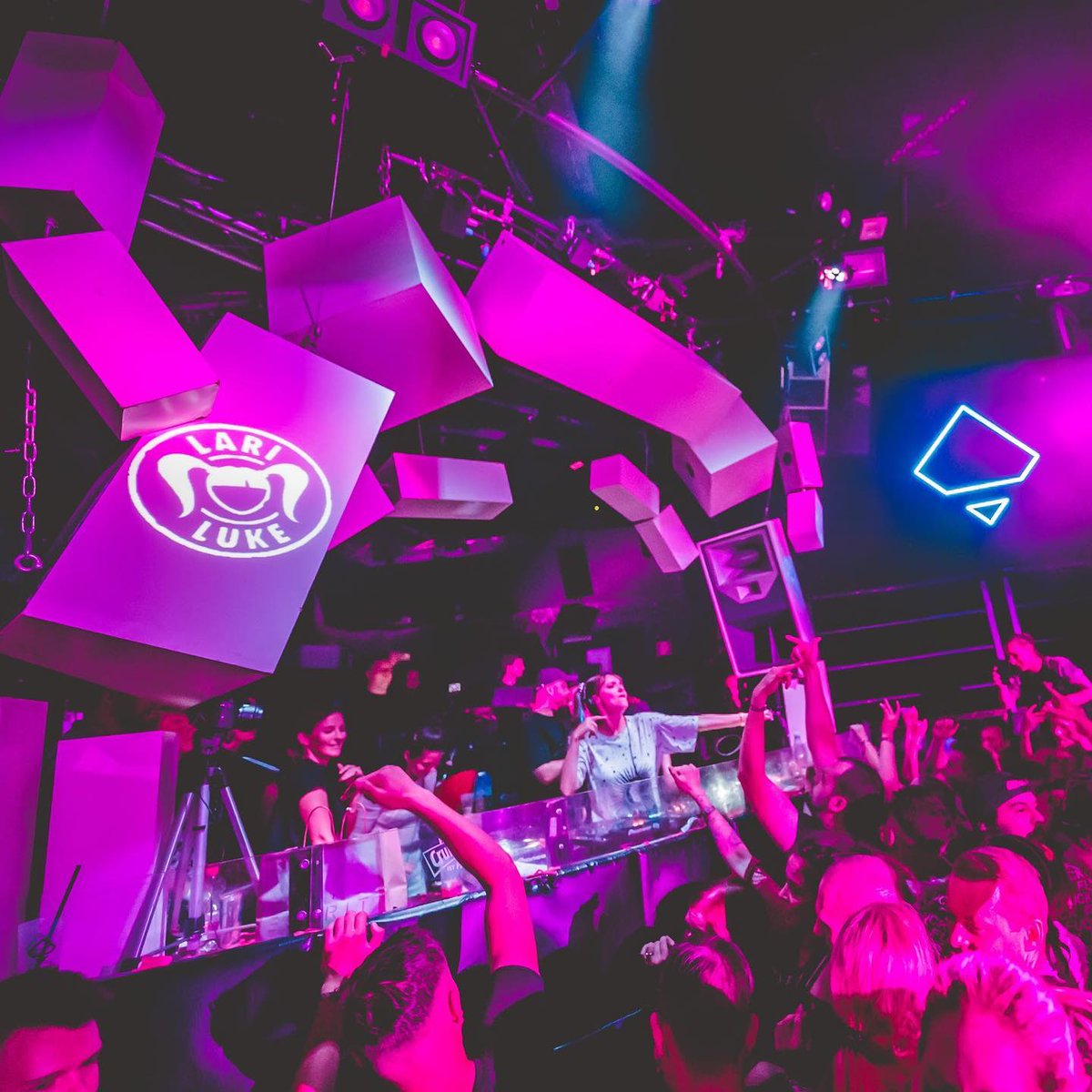 LARI LUKE // C‘MON 2019
#cmonandcrunch #cmon19 #lariluke #larissaries #bootshaus #bassmusic #queenofabriss #partycrowd #pinklight #latenight #throwback #tb #sunset #aerochrone #followtheparrot
📸 by JulianHukePhotography