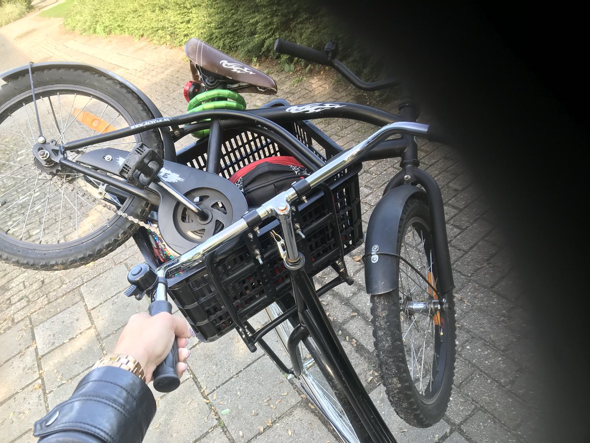 sandrasmit24's tweet photo. Ja hoor lieverd ga jij maar lekker spelen, mama neemt je fiets wel mee!! #ia #pakezel https://t.co/Ea1qrlILVl