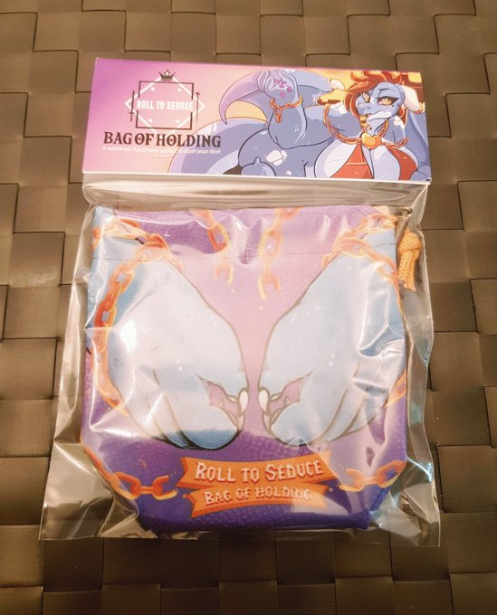 SeduceRoll's tweet photo. Did you really think we would give you dices, without a proper adventurer bag?!
Thank to our collaboration with #Nerdicworkshop, you soon will be able to get this #BagofHolding with the tiers that received dices!
Hope y'all enjoy your #CustomDiceBag 🎲♥ https://t.co/2ImGnDWbIF
