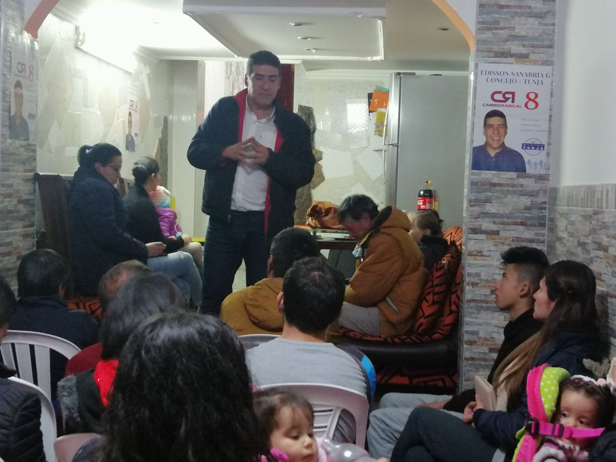 MisionTunja's tweet photo. Nos reunimos con la comunidad del barrio Los Muiscas en #Tunja, uno de los sectores de desarrollo comercial y estudiantil. Con sus habitantes coincidimos en que desde el Concejo se debe seguir fomentando el progreso  y
proteger  nuestra población adulto mayor. #8ConcejoTunja https://t.co/9D28AYk6gl