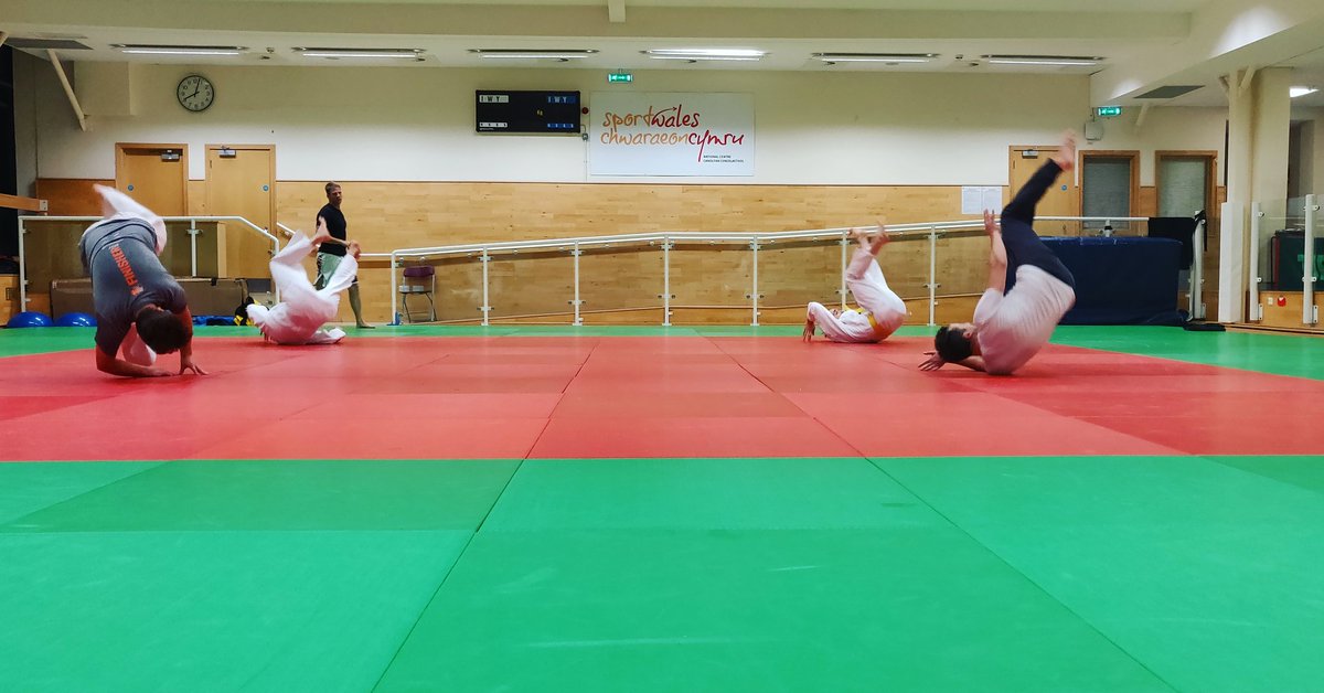ccjitsu's tweet photo. Being able to fall safely is an important self defence tool. Sometimes things don't go your way and end up being taken to the floor. If you can avoid getting the wind knocked out of you, you're more likely to be able to get up faster, run away or fight back.

#falling #jiujitsu https://t.co/ZXABuRcm6E