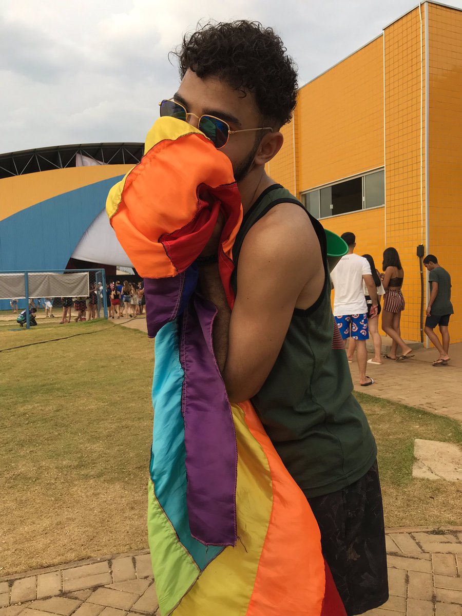 umvinycius's tweet photo. A sequência de fotos mais linda que vocês vão ver hoje tchau 🌈✨ https://t.co/43zjsPyOhB