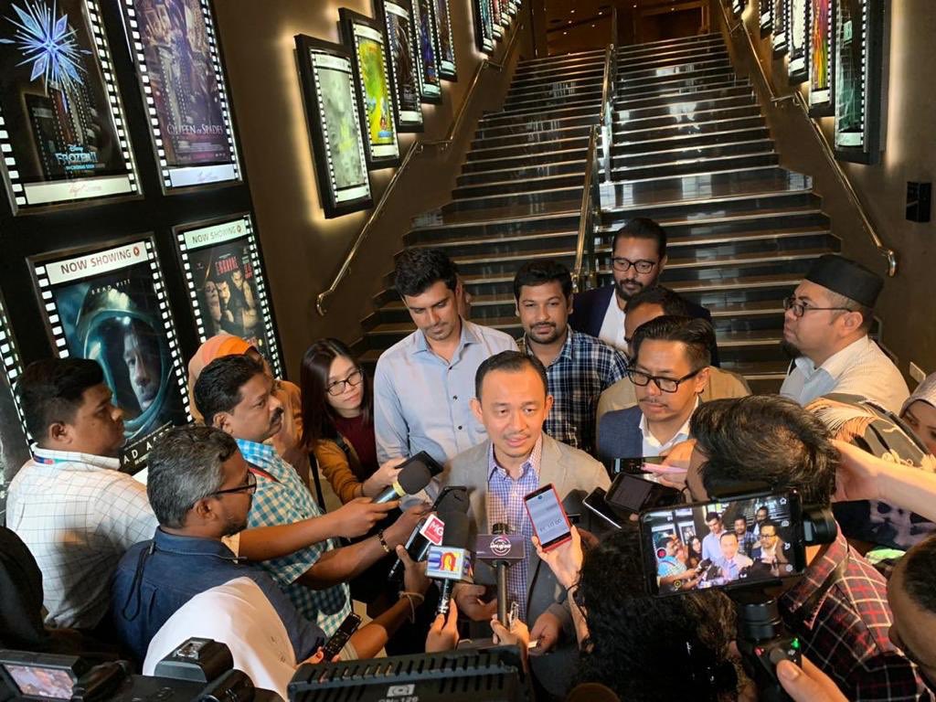 FullOnCinema's tweet image. #Raatchasi  impresses Malaysian Educational Minister @maszlee who honoured the film team after a screening at RGV theatre at Setiawalk in Puchong, Malaysia and said that such changes should be brought in Malaysian education  #Jyotika #SyGowthamRaj  @DreamWarriorpic  @prabhu_sr