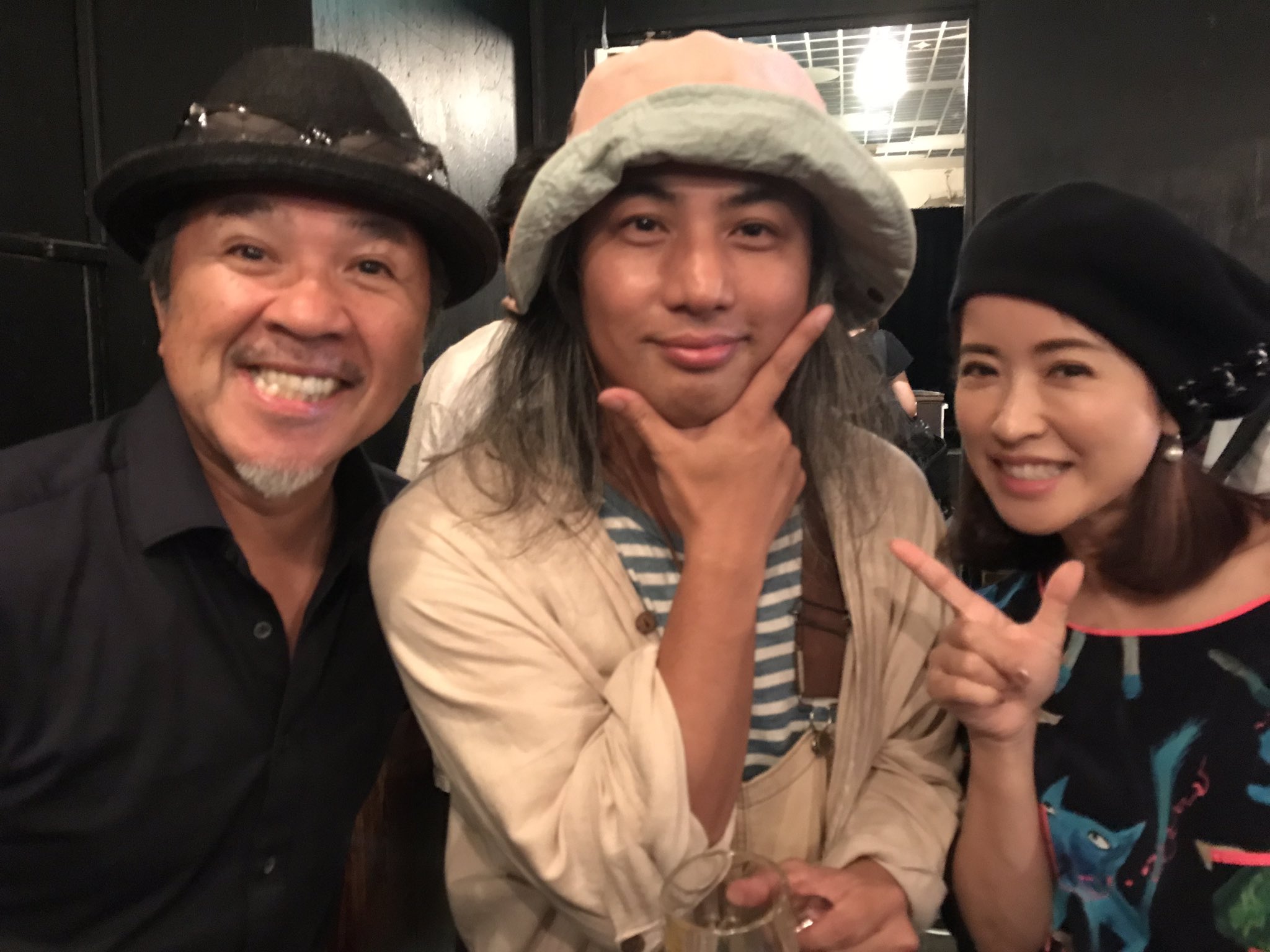 ボギー ウィーアーリトルゾンビーズ繋がりで知り合った江口ともみさんと旦那さんのつまみ枝豆さんが東京30人弾き語りを観に来られてたので 小学生の頃たけし軍団に入りたいと思ってました と伝えたら 入らなくて良かったですねー と言われた 笑