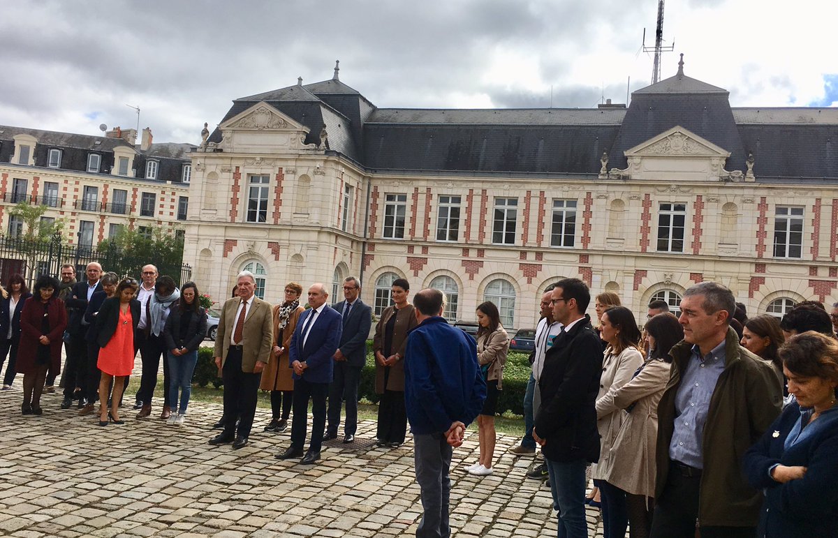 departement86's tweet photo. #DeuilNational A 15h les agents du #Département86 se sont rassemblés pour une minute de silence en mémoire du Président Chirac. https://t.co/hh80NGuxE3