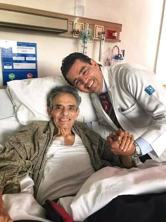 Canela198's tweet photo. @rikardocasares  te comparto esta foto que encontré en Facebook. Decía 
"Foto del médico con José José, días antes de morir" 
#QEPDJoseJose https://t.co/07hmWGKfow