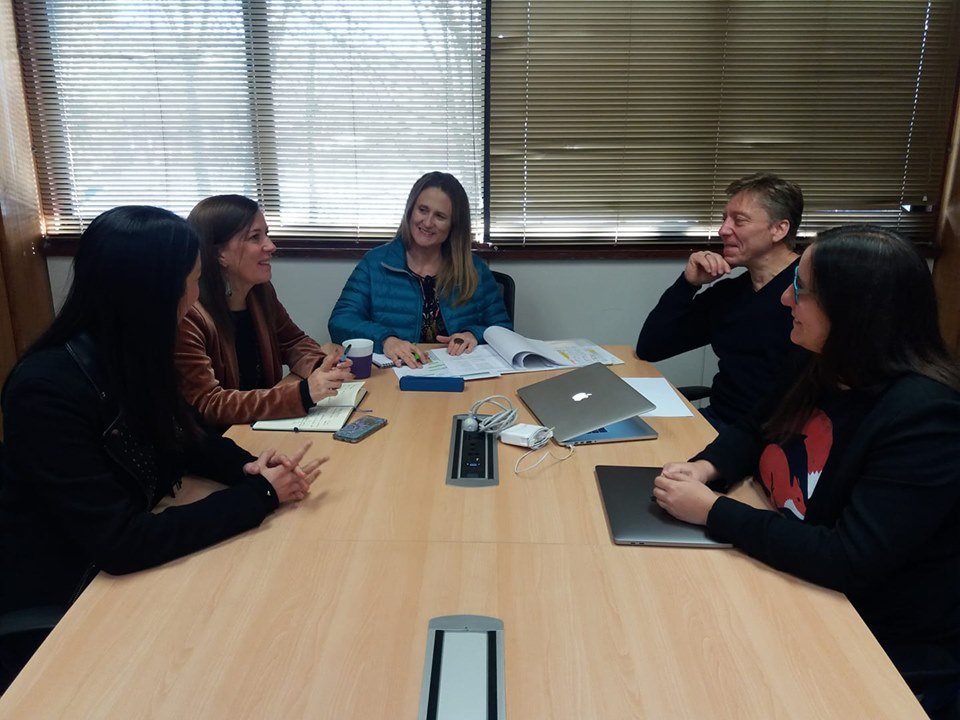 AHORA: Se desarrolla  reunión de trabajo de cooperación entre el cuerpo académico de nuestra facultad y académicos de la Universidad de Dortmund <a href="/TU_Dortmund/">TU Dortmund</a>. <a href="/maureentreb/">Maureen Trebilcock</a> <a href="/ticapiderit/">Beatriz piderit</a> @PauWegertseder <a href="/Rob_Burdiles/">Roberto Burdiles Allende</a> <a href="/ubbchile/">U. del Bío-Bío</a>