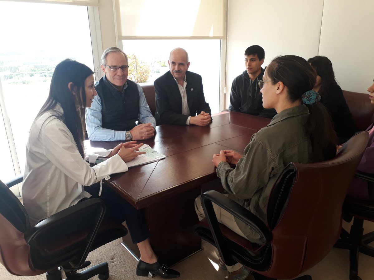 RCacault's tweet photo. Junto a la Secretaria de Cámara @beafvillalobos entregando un aporte al Decano de la Facultad de Ingeniería para que 24 alumnos viajen a Oberá a participar del Congreso de Ing. Electromecánica @prensaunco @LegislaturaNqn @prensamvla https://t.co/bZZZaSs2LW