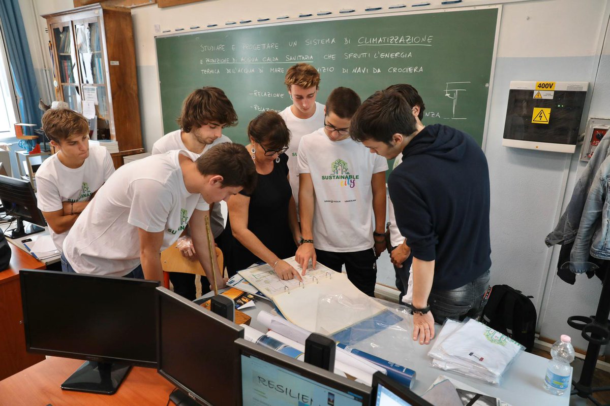lucarallo's tweet photo. I ragazzi della Vª C dell'istituto Nautico di #Trieste stanno lavorando al progetto di un sistema di climatizzazione e produzione di acqua calda sanitaria che sfrutti l’energia termica dell’acqua di mare a servizio delle navi da crociera. #SustainableCity #SiramVeolia #branded https://t.co/0Tc8PtfshR