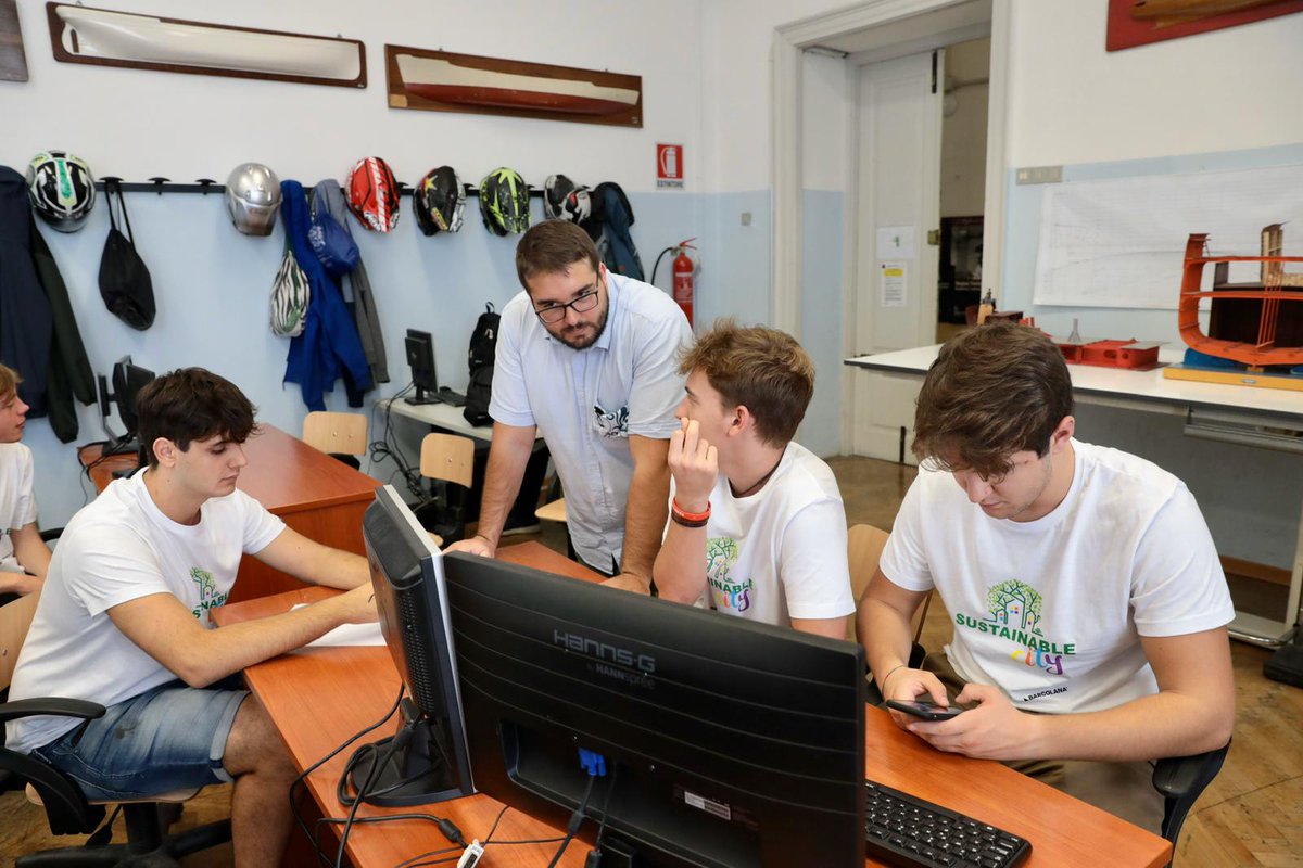 lucarallo's tweet photo. I ragazzi della Vª C dell'istituto Nautico di #Trieste stanno lavorando al progetto di un sistema di climatizzazione e produzione di acqua calda sanitaria che sfrutti l’energia termica dell’acqua di mare a servizio delle navi da crociera. #SustainableCity #SiramVeolia #branded https://t.co/0Tc8PtfshR