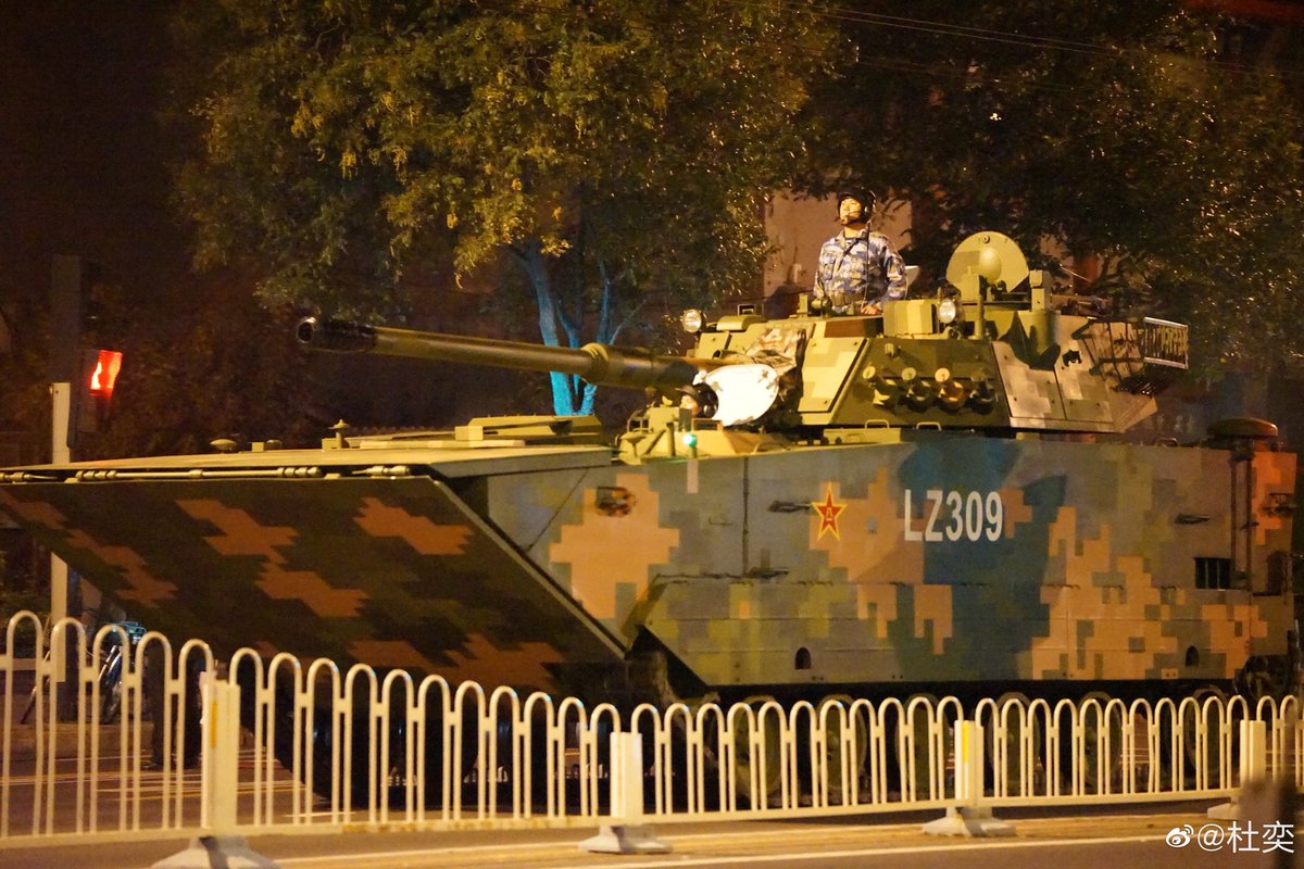 05式両棲突撃車」 中国陸軍と海兵隊が装備する水陸両用戦車。海上でも