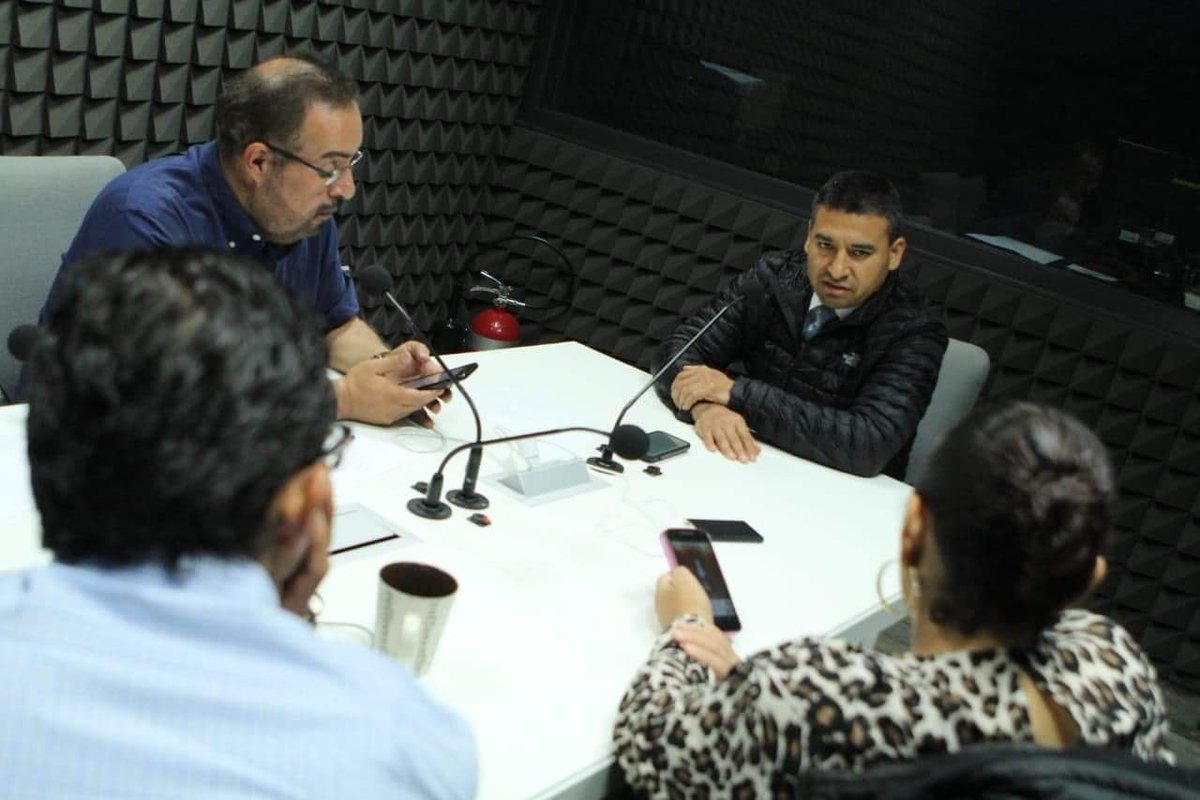 FGEGUANAJUATO's tweet photo. En este momento el Fiscal General del Estado @carloszamarr en entrevista con  @Antoniorochape, @ritazamora19 y @MiguelZacarias dando a conocer información de interés para la sociedad de Guanajuato a través de @_enlinea 95.5 FM https://t.co/EggumqP11J