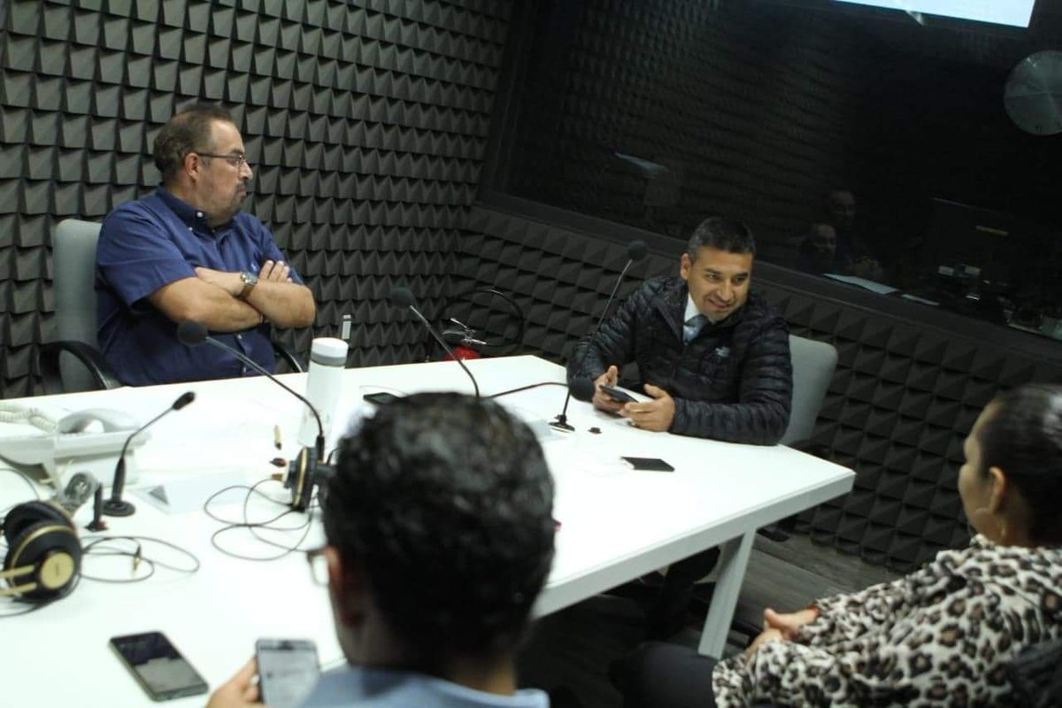 FGEGUANAJUATO's tweet photo. En este momento el Fiscal General del Estado @carloszamarr en entrevista con  @Antoniorochape, @ritazamora19 y @MiguelZacarias dando a conocer información de interés para la sociedad de Guanajuato a través de @_enlinea 95.5 FM https://t.co/EggumqP11J