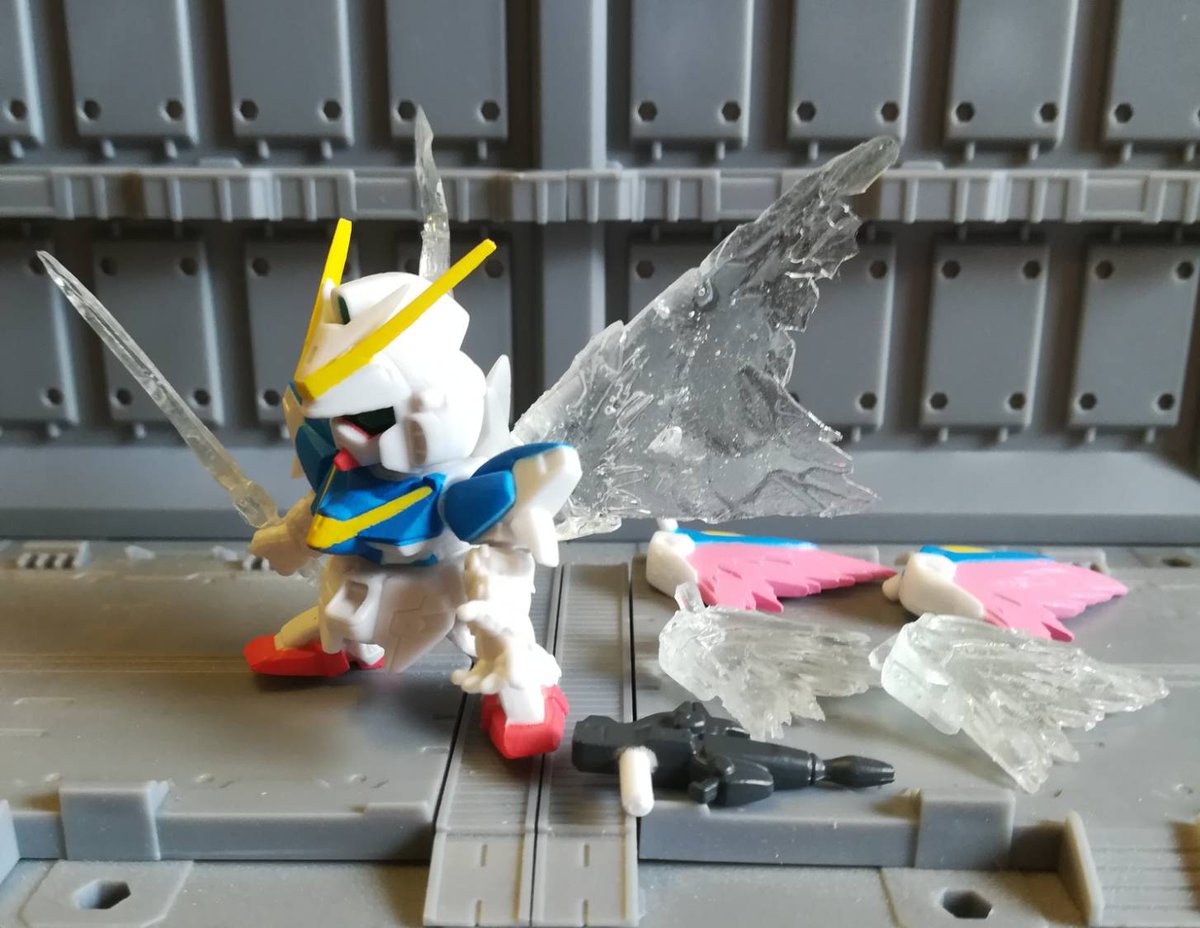 アルエフ No Twitter V2ガンダム Next版の小改造 光の翼をuvレジンで複製しただけで 他はいじってないです Sdガンダム ガシャポン戦士