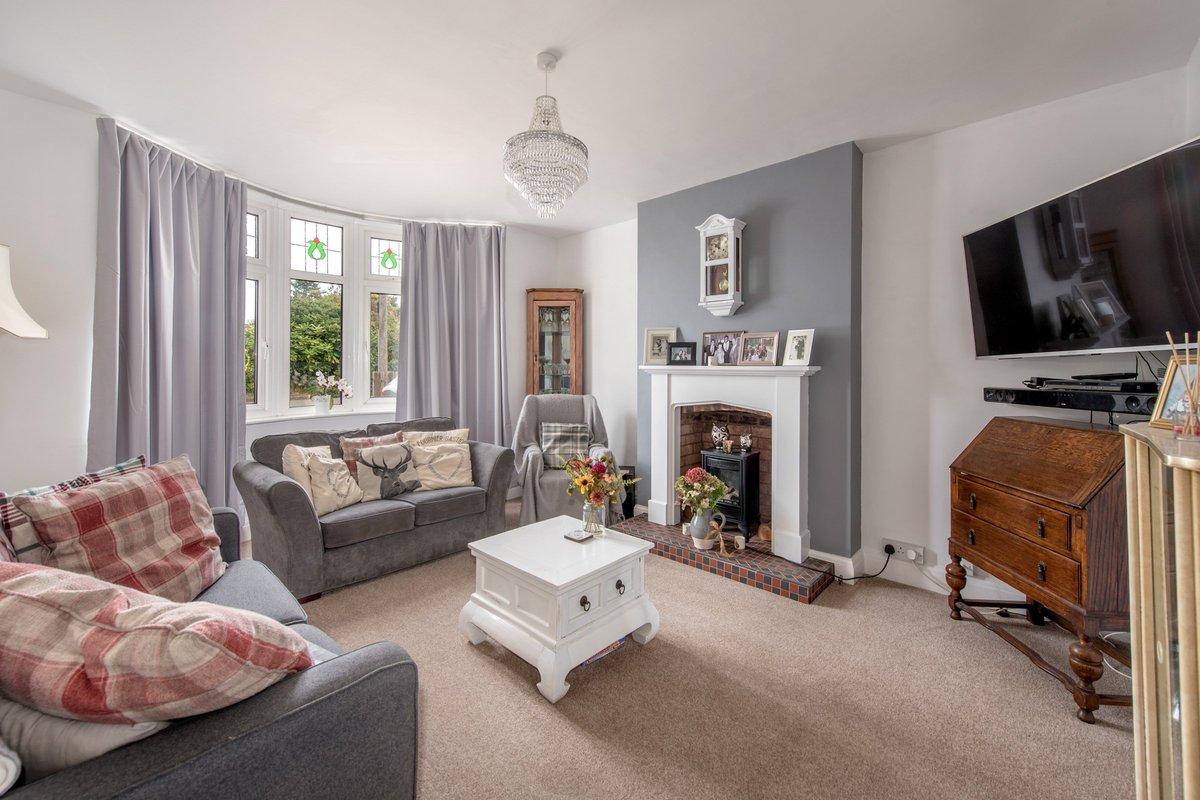 *Launched today!* *3 Bed Detached, Taunton*
A beautifully presented and spacious 1930's home with long south facing rear garden and ample off road parking, attractively situated on the fringe of Taunton. #forsale #taunton #somerset #jamesgray - tinyurl.com/y4pwa7l2