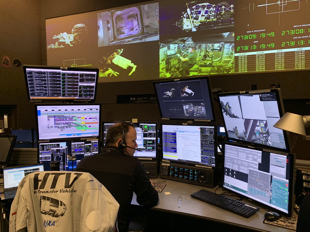 kfacciol's tweet photo. The old Exposed Pallet from #HTV7 is currently being inserted into the #HTV8 vehicle! Ops are being supported from here in Canada @csa_asc by @ROBO_Birchnall while we get to watch the fun on the big boards! https://t.co/ICwFSMk9xI