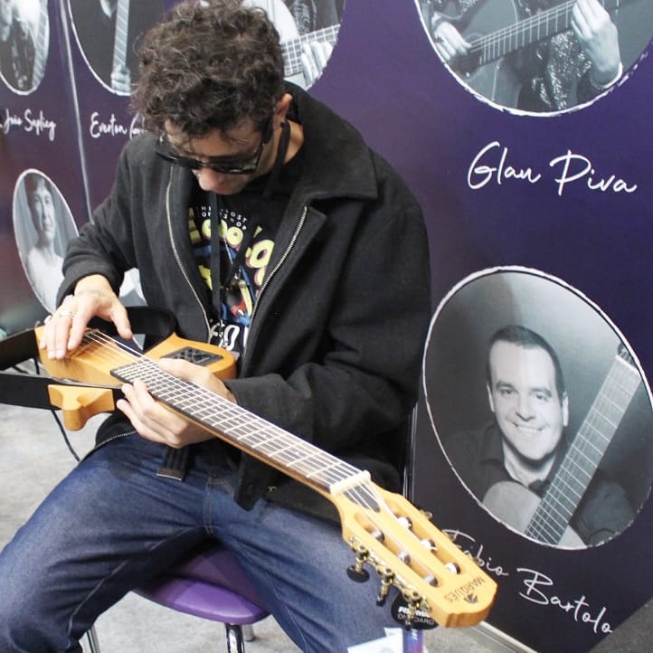 hyperprostrings's tweet photo. Roy Carlini examinando um violão Marquês com nossas cordas, no estande da HyperPRO durante a Music Show Experience. #violao #musica #cordasdeviolao #guitar #guitarstrings #guitarrista #marquesmusical #roycarlini #carlinisestudio #leroyaleoficial #mse2019 #mzf4 #hyperprostrings https://t.co/5mXwjuYjRc