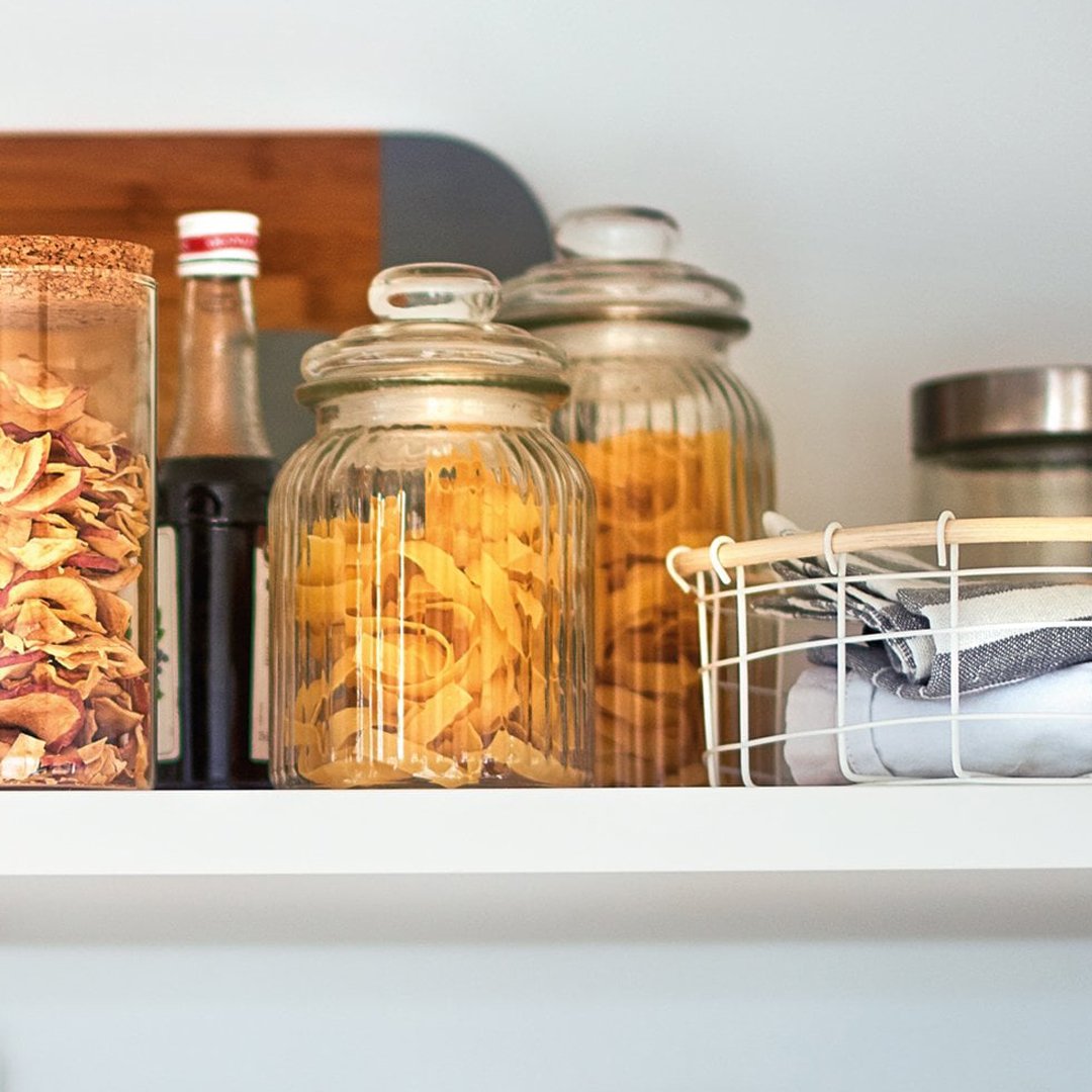 Displaysense's tweet photo. Beautiful storage jars can make a kitchen space look pretty as well as being practical. Store pasta, cereals, cookies and candy in these artisan glass jars!

https://t.co/QXEbybBWI7 

#biscuitjars #kitcheninspo #homedecor #LALMO https://t.co/0GqiNFVyVO