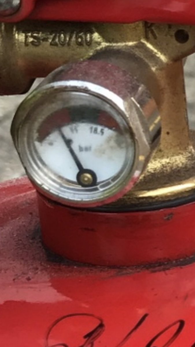 #Marcham check Site, #A34 #Oxfordshire.
Part of the mandatory equipment required for carrying dangerous goods by road (#ADR) requires availability 2 x 6kg fire extinguishers(minimum). Although available, we doubt these would work in an emergency!
Immediate prohibition issued 🚫