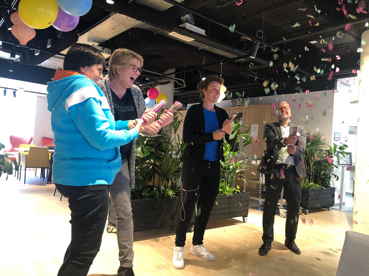 AsserUitdaging's tweet image. Fantastische aftrap vandaag vd Nationale ouderenweek Assen door Renate Groenewold bij Arendstate. Naast rondwandeling door Assen was er ook wandeling door de Lariks. Wat hebben de mensen genoten van elkaar, de vrijwilligers en het lekkers onderweg! Dit wordt een hele mooie week!