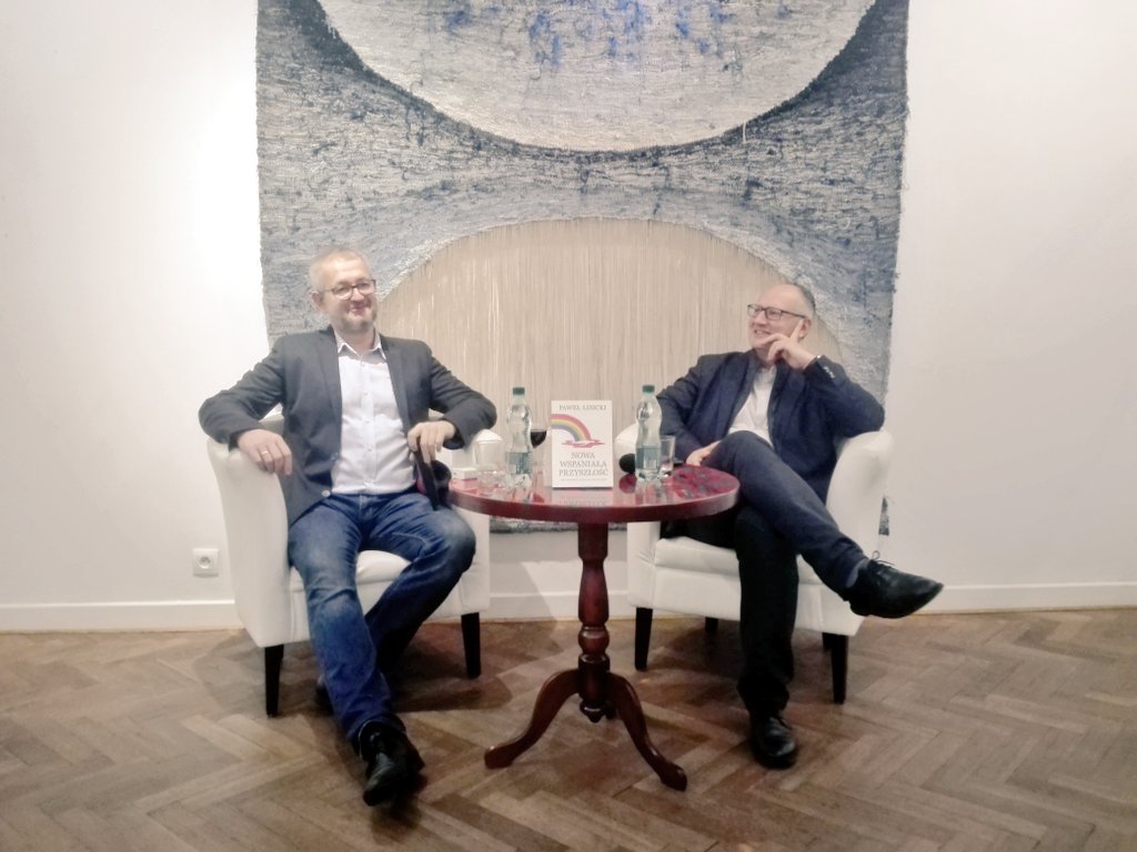 Miły warszawski wieczór na spotkaniu autorskim nowej książki Lisickiego! 📖😊🍷#literatura #Media #Galeria @TygodnikLisicki <a href="/DoRzeczy_pl/">DoRzeczy</a> <a href="/PawelLisicki/">Paweł Lisicki</a> <a href="/R_A_Ziemkiewicz/">Rafał A. Ziemkiewicz</a>