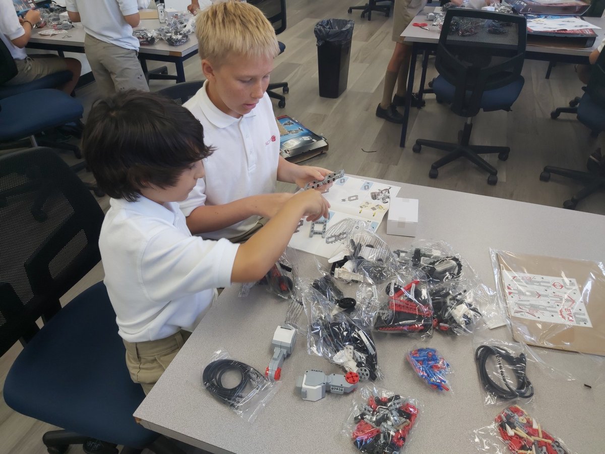 DesignSaltus's tweet image. Year 8 students enjoy their first robotics project in DT in conjunction with their computing course. #saltus #saltusdesigntechnology @DesignSaltus @SaltusGS @sgsbermuda
