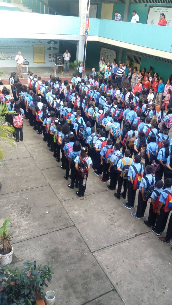 CarlaRamirezH's tweet photo. Victorioso #regresoaclases2019 @cbitaat y @laatbarinas reciben con entusiasmo estudiantes de nuevo ingreso @FundabitBnas @vane_prieto @cpsetBarinas https://t.co/1IMVPfqUEe