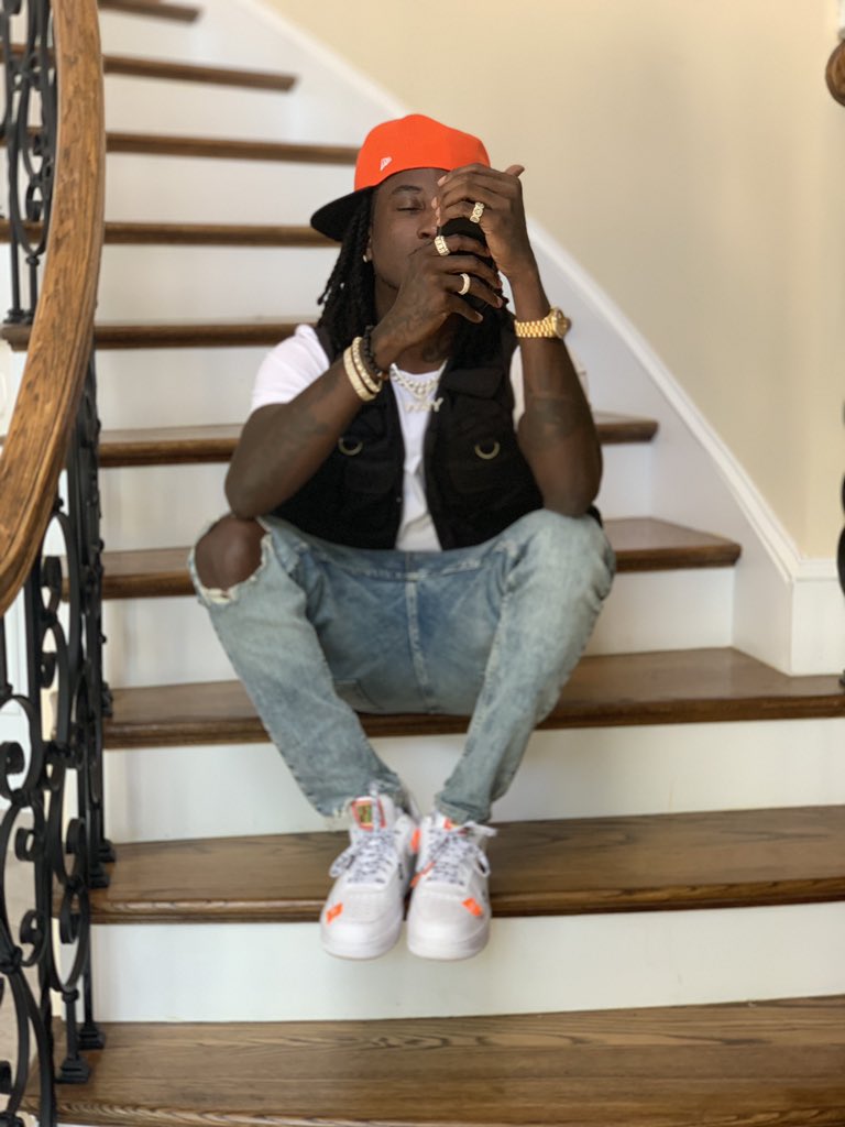 kcamp's tweet photo. Internet: Ain’t heard from KCAMP since he cut that bitch off. 

Me: 🙄 https://t.co/3tugQmx692