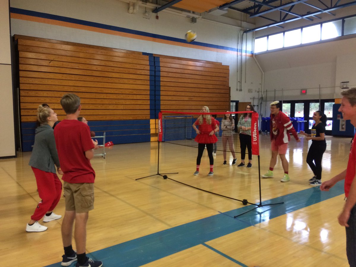 LansingLinkCrew's tweet photo. Link crew open gym! Leaders and crews hanging out! https://t.co/vZvsYIFQRr