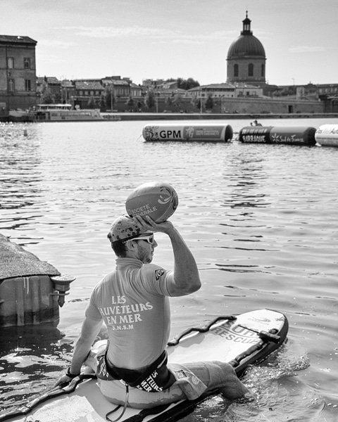 Andeol_Photo's tweet photo. Merci à la SNSM pour la récupération des ballons lors du premier water rugby sur la Garonne. Pour marquer un essai, il faut sauter dans la Garonne #SauveteursenMer #SNSM #sauvetage #rescue #coastguard #lifesaving #lifecrew #sauveteur #andeol #andeolphoto #rugby #waterrugby https://t.co/3qY0QNouyI