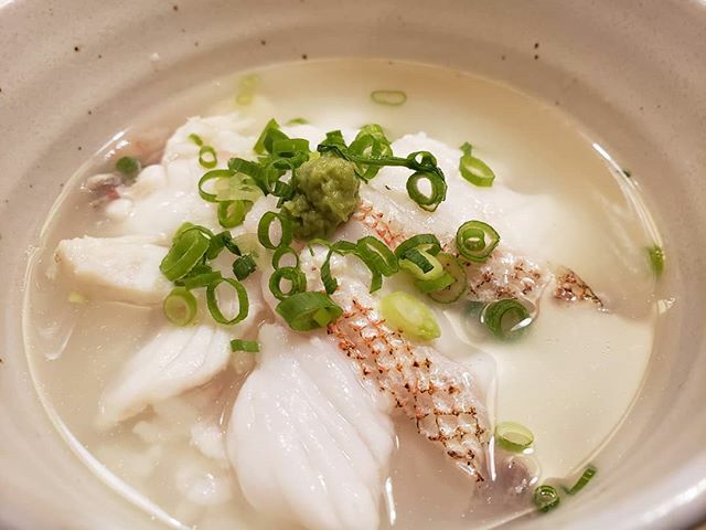 isobutane's tweet photo. ナニコレ、ウマイウマイ。
チカメキントキの薄造りと炙り刺しの出汁茶漬け。
チカメキントキのアラでとった出汁と塩だけの味付けに、山葵をのせて。
🍚
#チカメキントキ
#お茶漬け
#出汁茶漬け
#粟国の塩
#薄造り
#炙り刺し https://t.co/LKYA1FBUrR https://t.co/6Dk9ESCOXv