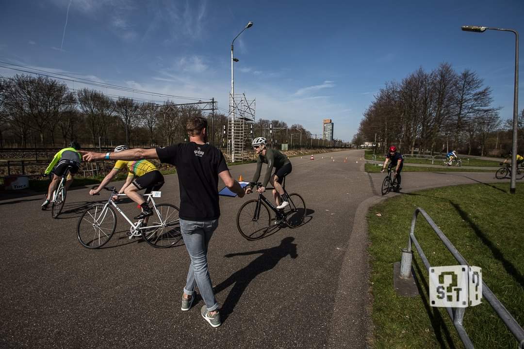 SportpaleisAlkm's tweet photo. Zaterdag 2 november: 3 daagse Family Day. Gratis (sportieve)activiteiten 🚴‍♂️ Dikke Banden Races🚴‍♂️Fixed Gear Clinics🚴‍♂️ Deuren 3 daagse open om 16.00 uur 🚴‍♂️ Gratis toegang tot de 3 daagse voor kinderen t/m 15 jaar! Lees verder: https://t.co/2OXkcLrAbH #w3da #alkmaarfietst #alkmaar https://t.co/7UyU4q8cBN