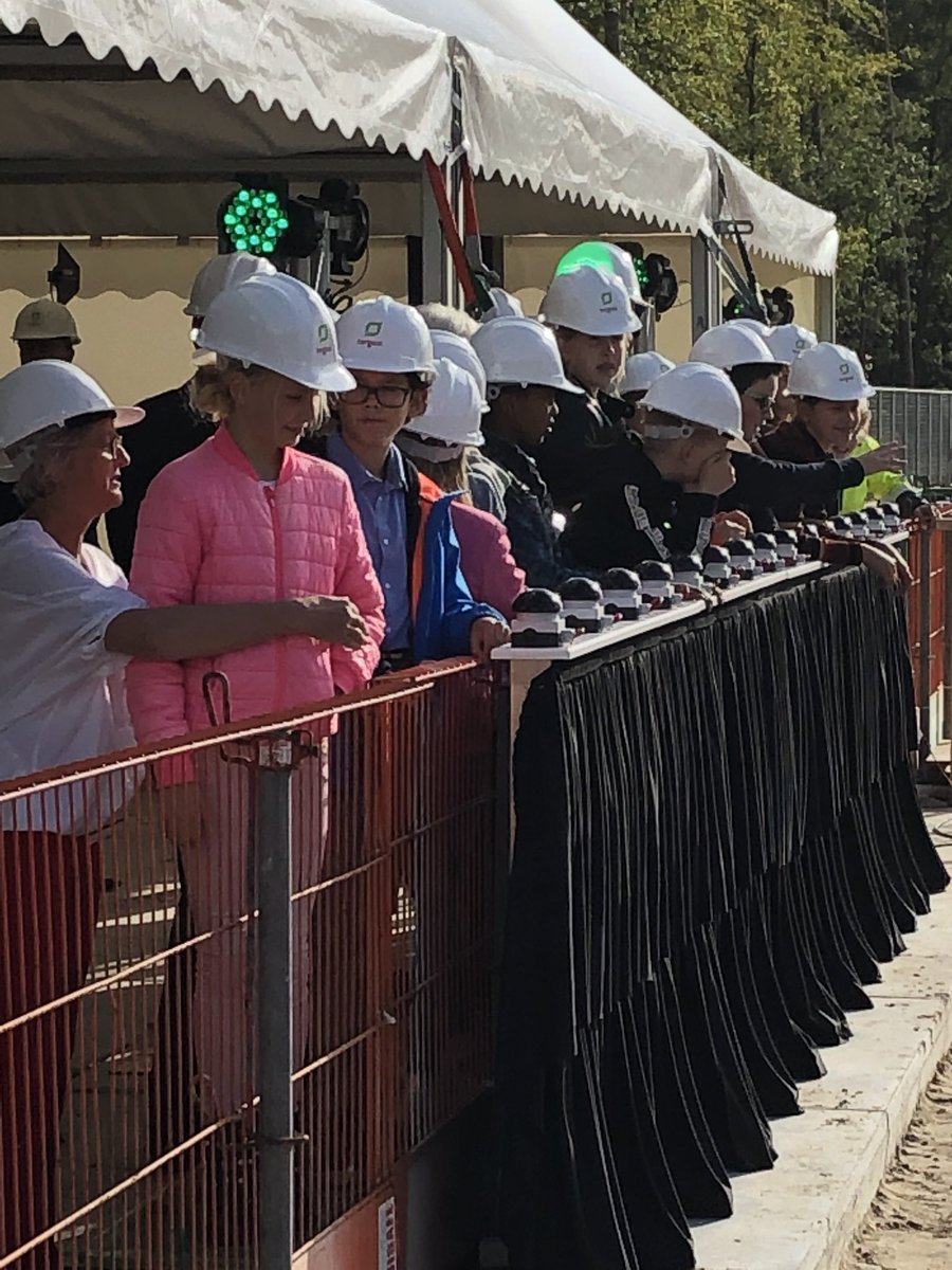 LeefbaarHsum's tweet photo. Kindergemeenteraad samen met de burgemeester presenteren de nieuwbouw van het regionale ziekenhuis Tergooi. Gaten boren is het nieuwe: de eerste paal slaan #bouwenaantergooi https://t.co/XwbVj58qDp
