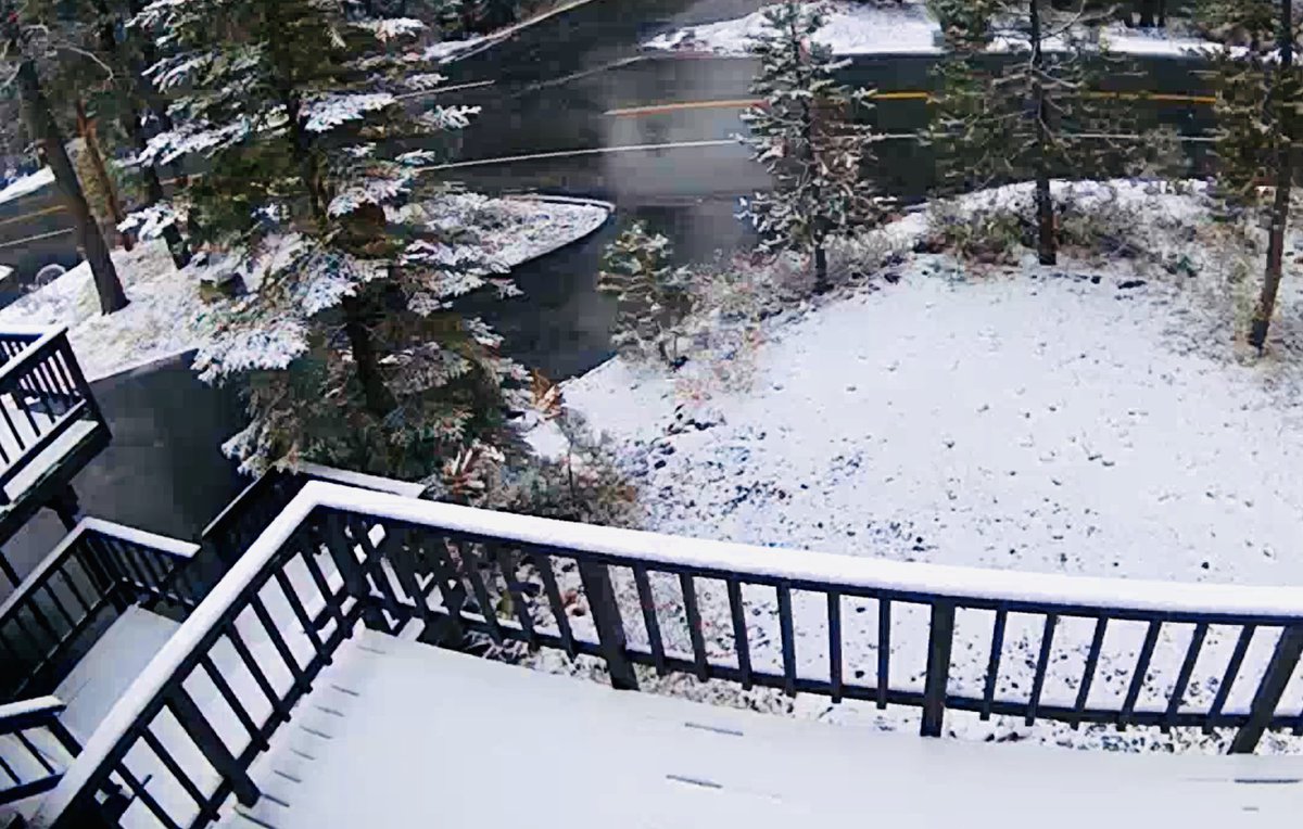 Heidim33's tweet photo. @SPaulsonKTVU good morning Steve.   Nice dusting of snow in Truckee. https://t.co/Aj2pq2RUxz