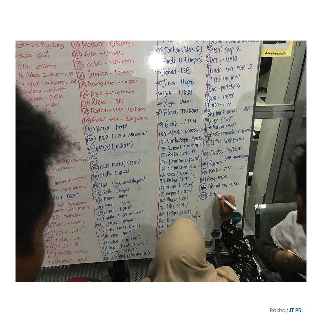 Kondisi saat ini di Kampus Unisba yang menjadi lokasi evakuasi untuk para korban unjuk rasa, pada Senin (30/09). Data sementara korban berjumlah 189 orang dan masih bisa terus bertambah. Korban banyak yg mengalami sesak nafas akibat gas air mata yang ditembakkan oleh aparat, (PR)