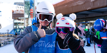 Estivant's tweet photo. Laat Koning Winter maar komen... Alles staat nét online en Maria Alm is al uitverkocht. Ook Niederau en Stumm gaan hard! Supergaaf, maar voordat jouw kansen als sneeuw voor de zon verdwijnen: wees er snel bij! 🏂💨

Spot onze nieuwe wintersportbestemming:
https://t.co/PkhjL9EVUQ https://t.co/WHKGTMlQsj