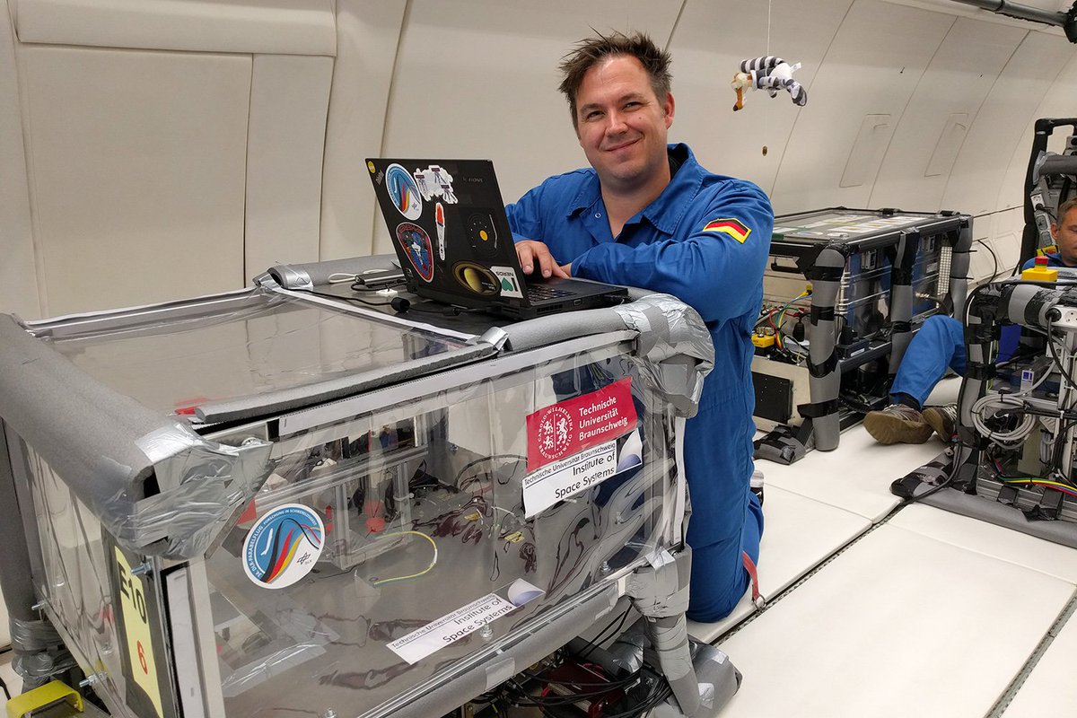 tuBraunschweig's tweet image. Völlig losgelöst von der Erde: Über ihren #Parabelflug und ihre ungewöhnliche Forschungsarbeit in der #Schwerelosigkeit berichten Benjamin Grzesik, Mitarbeiter am Institut für Raumfahrtsysteme, und Maschinenbau-Student Justus Caspar lnk.tu-bs.de/BNiqkz @DLR_de