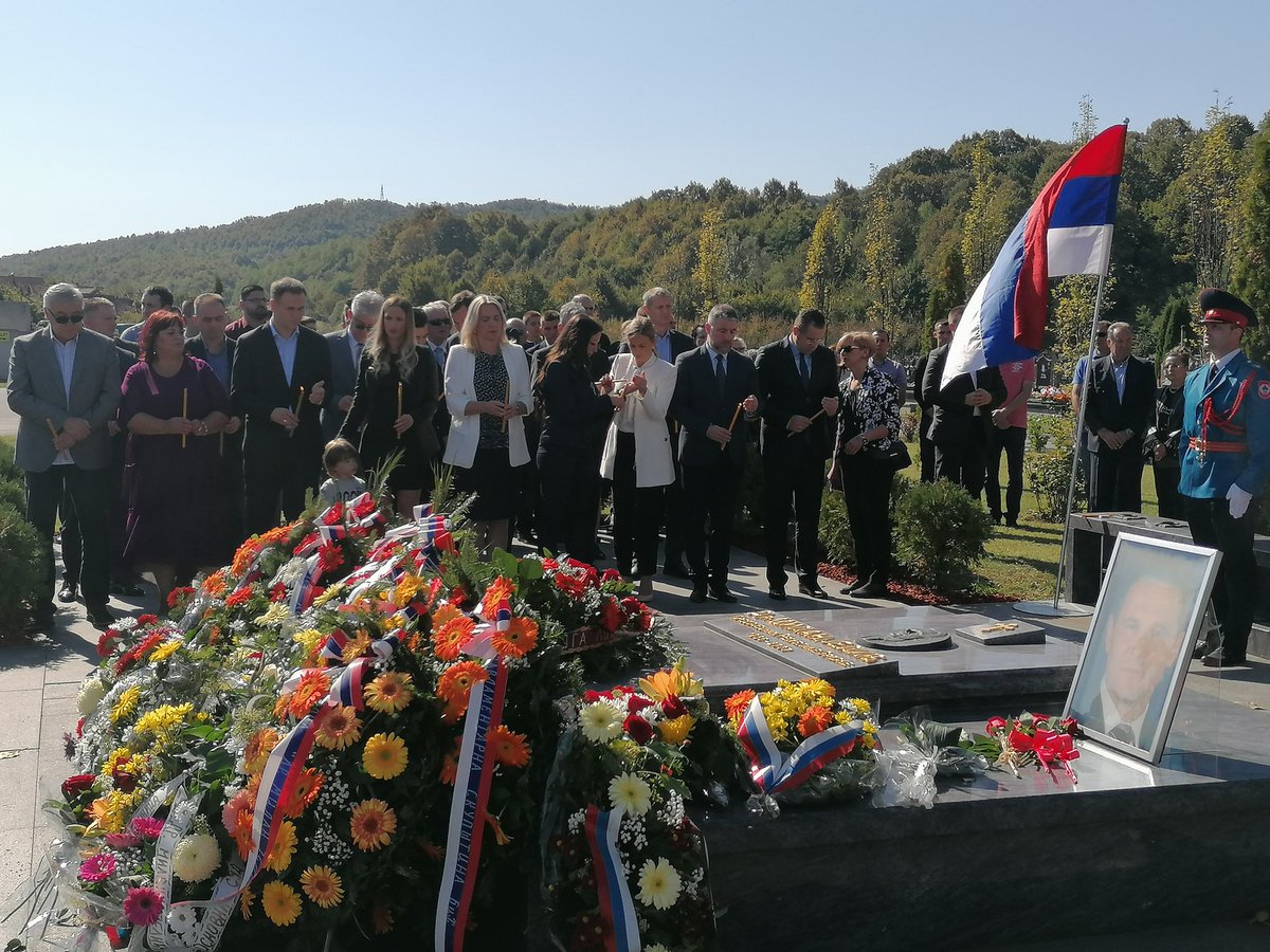 b_stokicATV's tweet photo. Milan Jelić, bivši predsjednik Republike Srpske nije zaboravljen, poručeno je danas tokom polaganja vijenaca i parastosa na Gradskom grobolju u Modriči. Više od 19h u Centralnim #atvvijesti #MilanJelic #Modrica #Atv https://t.co/GKvUGQCSjO