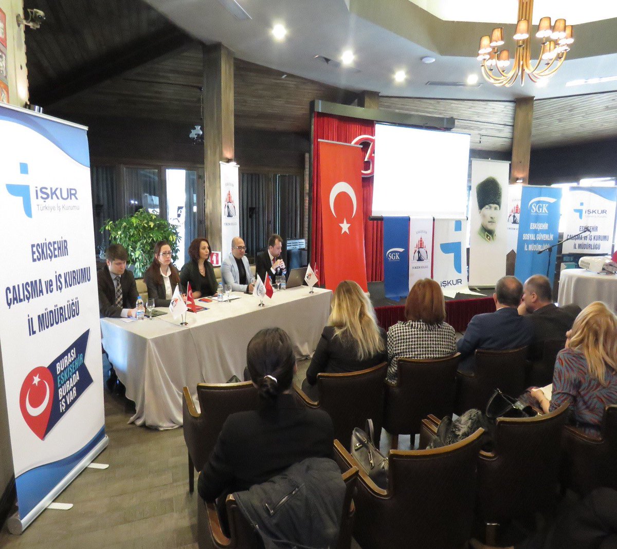 2019 İstihdam Seferberliği çalışmaları kapsamında, Eskişehir Çalışma ve İş Kurumu İl Müdürlüğümüz ve SGK İl Müdürlüğümüz tarafından istihdamın artırılmasına yönelik olarak sunulan teşviklere ve sağlanan desteklere ilişkin işveren temsilcilerine bilgilendirme sunumu yapıldı.