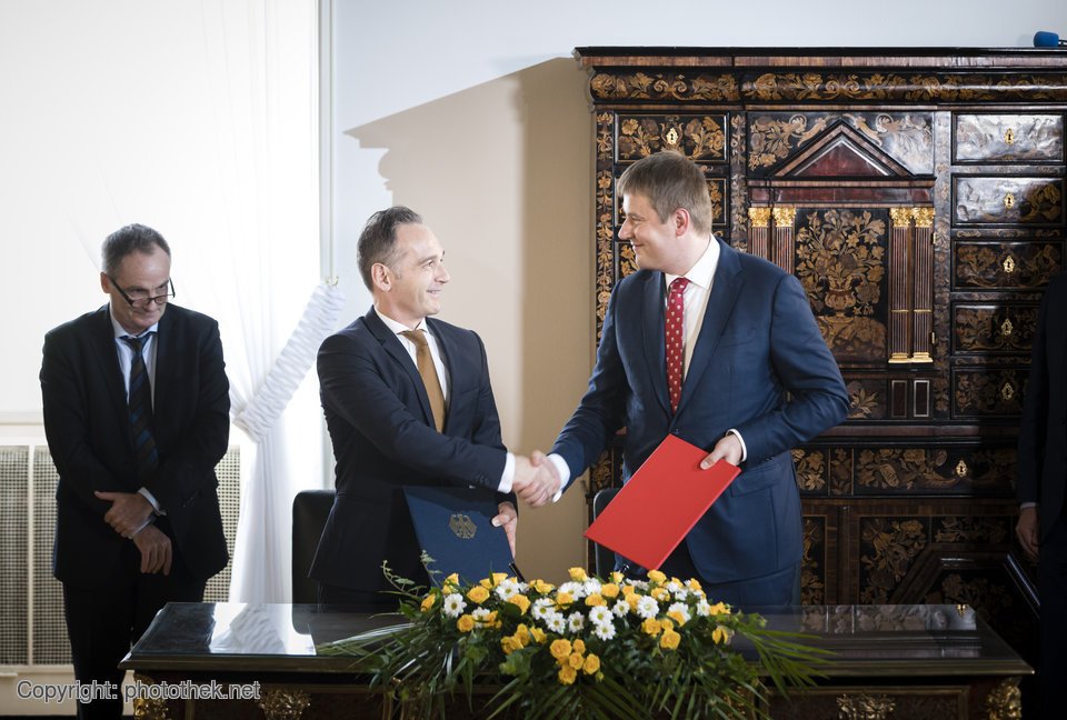 Foreign Minister <a href="/HeikoMaas/">Heiko Maas 🇪🇺</a> after talks with his Czech colleague <a href="/TPetricek/">Tomáš Petříček</a>: We will not forget the Czech contribution to German reunification. Today, we laid the foundation with the Strategic Dialogue for further deepening our relations in the future.