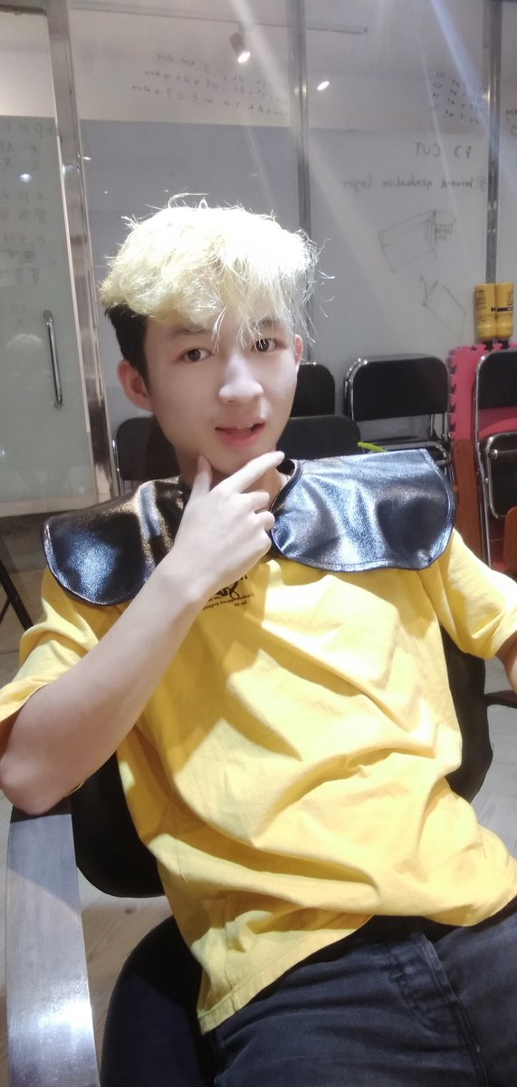 ETirayza's tweet photo. Hair colour change p lay✨👀✨ https://t.co/zc8BhPHRnZ