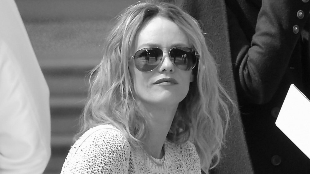 telemelody's tweet photo. .@vanessaparadis dévoile un single inédit "Vague à l'âme sœur", écrit par Bertrand Belin et notamment composé par Mark Daumail de @listentococoon #VanessaParadis #MarkDaumail #Cocoon #BertrandBelin #Bestof 📀↪️ https://t.co/lh3wYg1jmO https://t.co/XBn56uRWGM