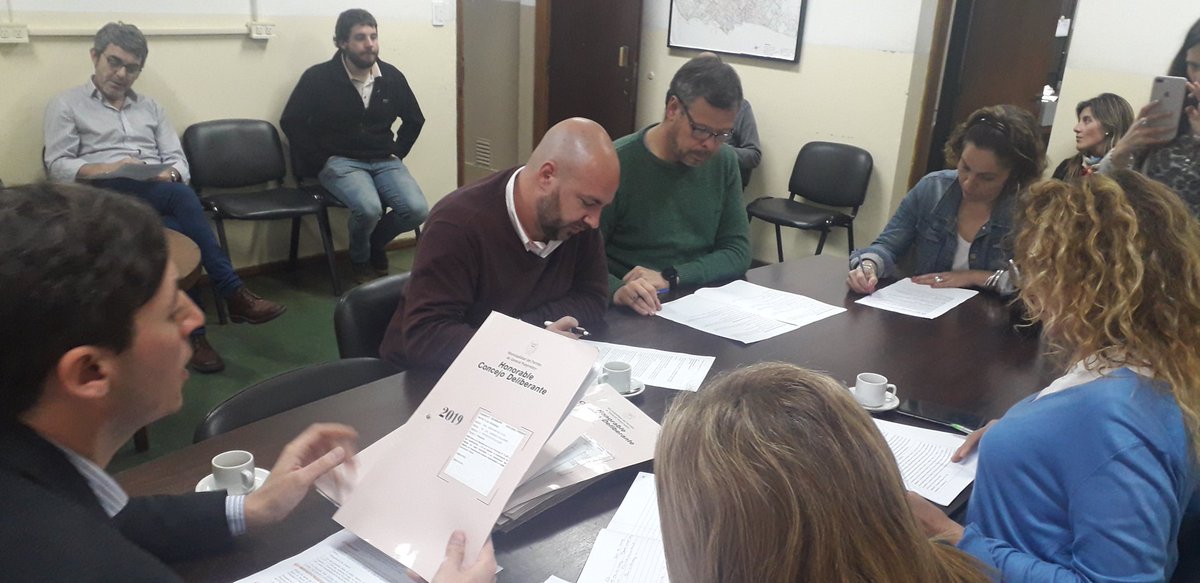 Participando en la reunión de comisión de Legislación.