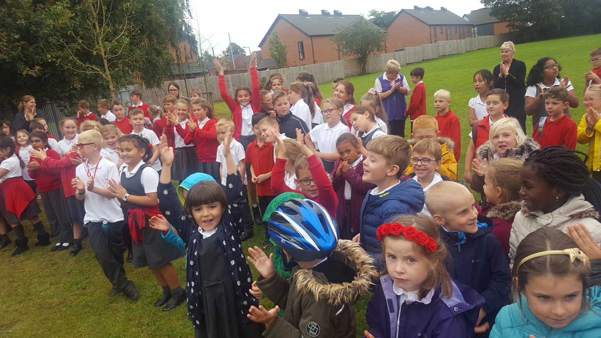 olos_armthorpe's tweet photo. Mrs Browne came back to officially open "Mrs B's Book Hut," our new book exchange. It will open at breaks and after school to encourage reading and improve access to books❤📚
#readingmatters #reading4all #MrsBsBookHut #readinginschools
#lovetoread https://t.co/rdOJDDyWnp