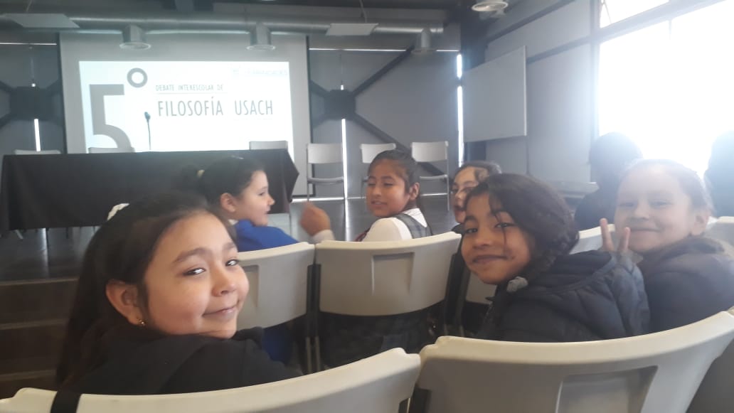 Estudiantes de I° a IV° medio representaron al Liceo en una Jornada Interescolar de Filosofía en la USACH junto a la profesora Lorena Rojo B. y fueron acompañadas por alumnas de 4° básico del Taller de Debate, impartido por la profesora Grecia Veloso A.