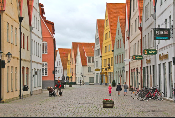 edwest's tweet photo. Can't help but feel that the public would support new towns more if they looked like this https://t.co/NmDh43VwCA