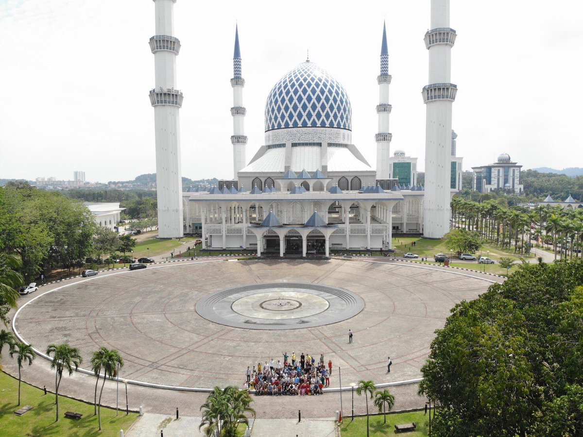 of_greed4T's tweet photo. 【🇲🇾マレーシア🇲🇾】
#SUPCLUB のメンバーみんなでマレーシアのブルーモスクへ!!🕌
ドローンで空から!
ブルーモスクも綺麗だったよ✨✨
#マレーシア #ビジネス #ブルーモスク
#寺院 #コミュニティ #海外旅行 https://t.co/bXxwz2CVRb